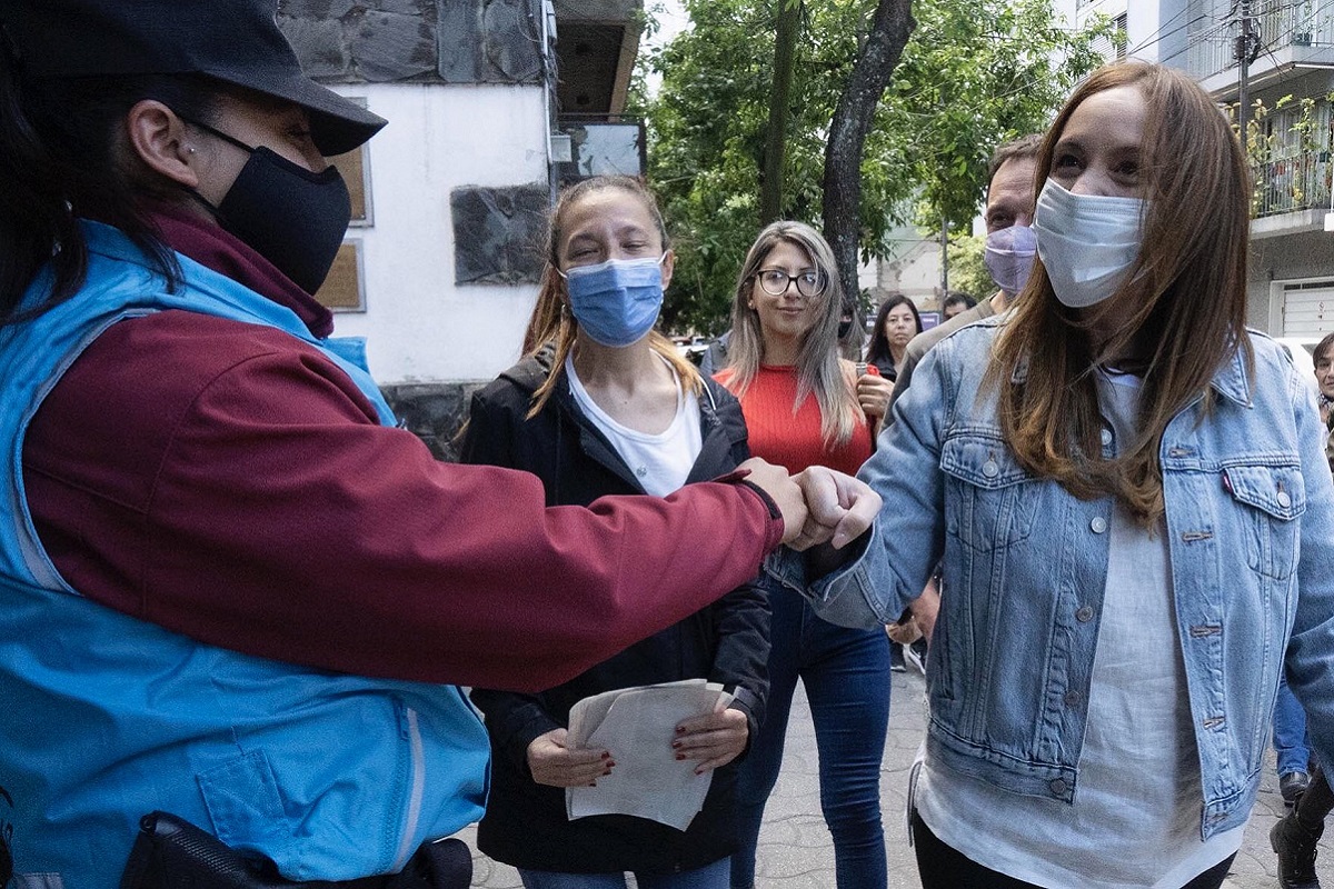 maria eugenia vidal saludando policia