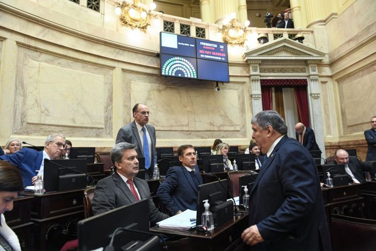 Recinto Senado 2 de Junio Informe Jefe de Gabinete Jose Mayans Luis Naidenoff Pablo Blanco