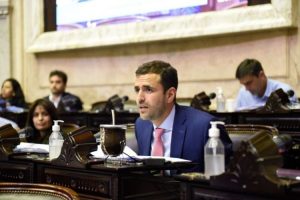 “La política no se hace solo con los que piensan como uno, sino con los que piensan distinto y encontrar puntos de encuentro” – Parlamentario “La política no se hace solo con los que piensan como uno, sino con los que piensan distinto y encontrar puntos de encuentro” – Parlamentario