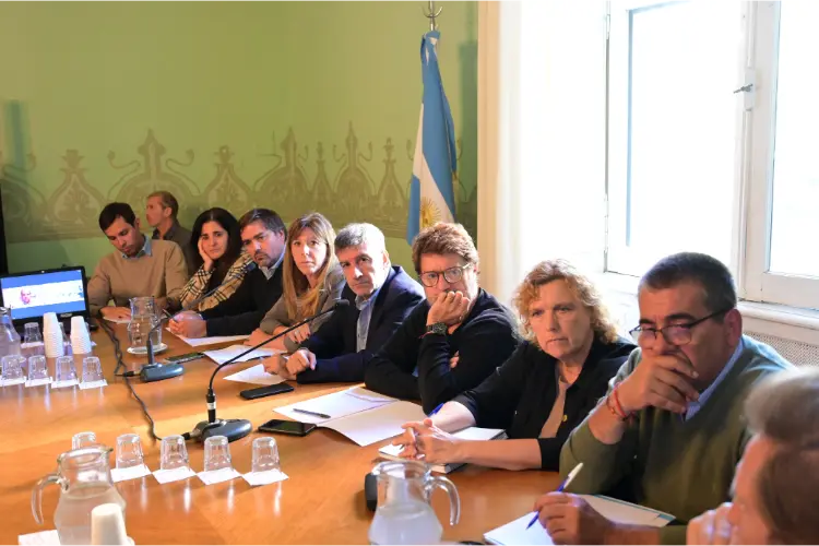 Diputados del interbloque Juntos escuchando atentamente a los representantes de la Mesa de Enlace provincial.