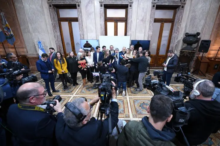 senadores-Union-por-la-Patria-conferencia-de-prensa